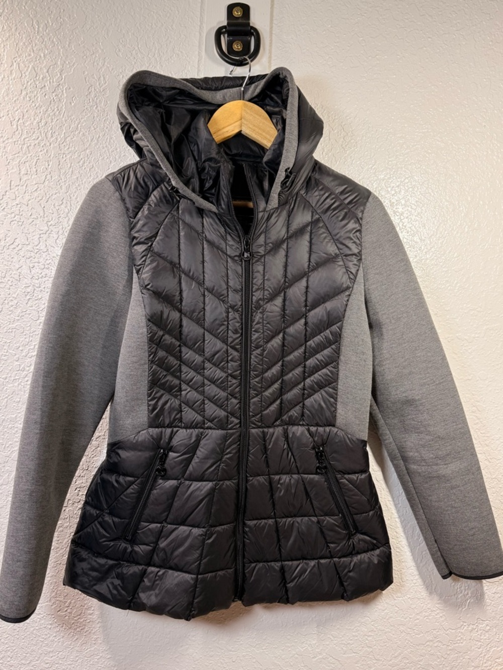 Bernardo Quilted Puffer Jacket Gray Black Hooded Lightweight Coat Size M